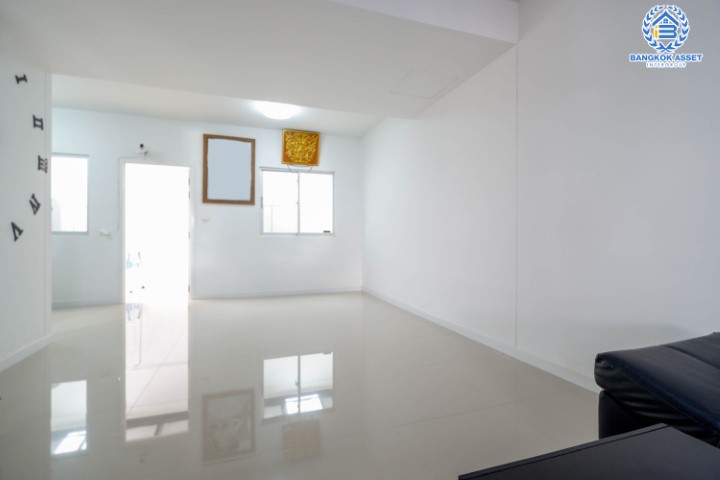 *****ทาวน์เฮ้าส์มือสองย่านปทุมธานี ม.พฤกษา แจ้งวัฒนะ-ราชพฤกษ์ หลังมุม! เนื้อที่ 21.1 ตร.ว. ฟังก์ชัน 3 ห้องนอน 2 ห้องน้ำ 1 ที่จอดรถ บนทำเลศักยภาพ ใกล้รถไฟฟ้าสายสีชมพู "สถานีห้าแยกปากเกร็ด" และทางด่วน "ศรีรัช (แจ้งวัฒนะ)" จองด่วน!